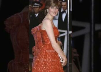 ¿Por qué las damas de la realeza ya no usan guantes? #Realeza #Historia #Moda #Royalty #fyp #shorts