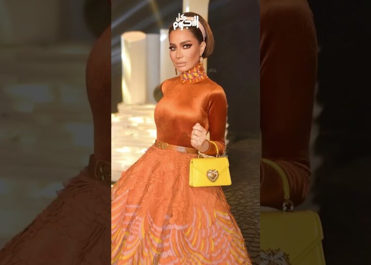 غير مناسب لعمرك.. بسمة وهبة تثير الانتقادات بفستان الطاووس