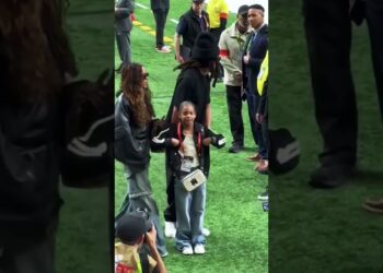 Jay-Z Rumi & Blue ivy EXClTED for The super Bowl today 🏈💙🤍#youtubeshorts #jayz #superbowl