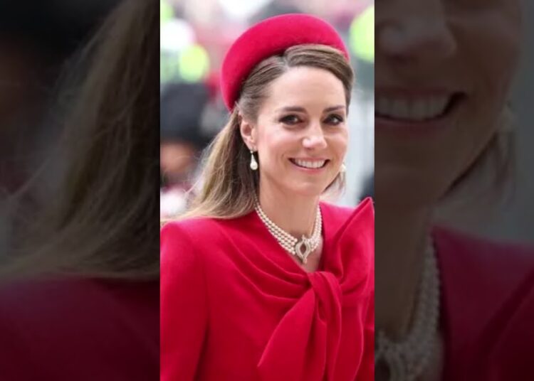 Look de Kate Middleton chama atenção em evento real! #shortsfeed #news #shortsyoutube #kate