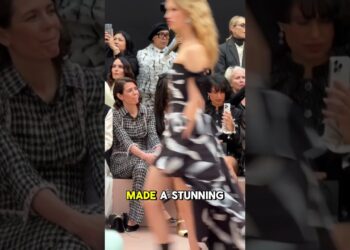 🔥 Naomi Campbell & Charlotte Casiraghi STUN at Chanel’s Paris Show! 👗✨