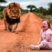 Pai Abandona Filha Autista na Savana, e o Gestro Inesperado de um Leão Deixou Todos em Lágrimas