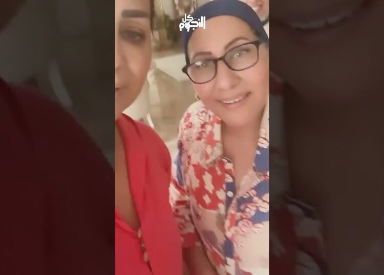 والدة وفاء عامر تحتضن جمال وعلاء بذكرى رحيل حسني مبارك