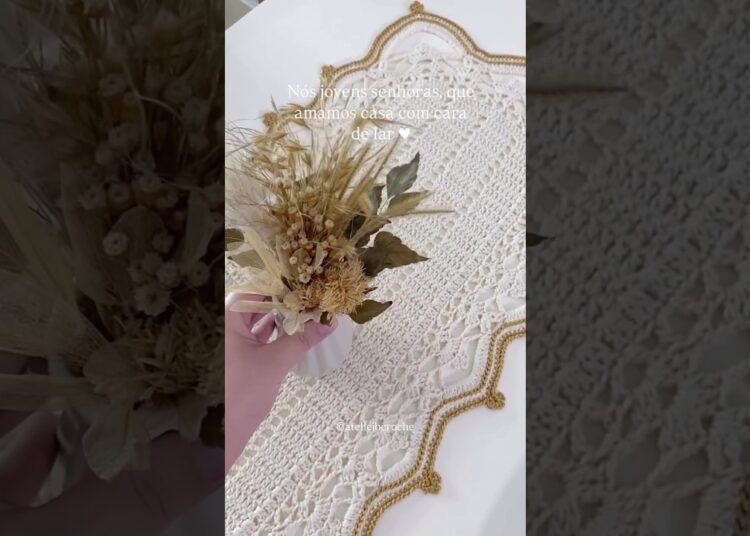 Nós jovens senhoras que amamos casa com cara de lar 🏡 | trilho de mesa realeza em crochê #crochet