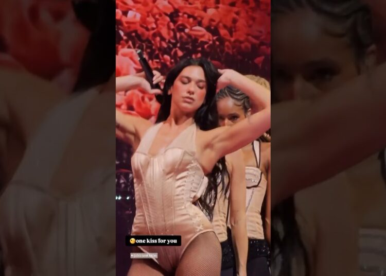 one kiss💋Dualipa live Sydney Radicaloptimismtour2025 #radicaloptimism #dualipafemalealpha #tour