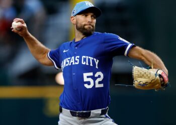 2 positivos, 1 negativo do jogo da exposição do KC Royals, próximo ao KC