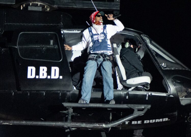 A $ AP Rocky se apresenta de um helicóptero: assista