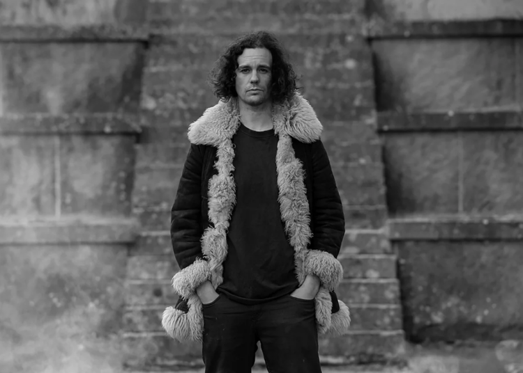 A bruxaria traz os riffs no novo single "Drömmar Av Is"