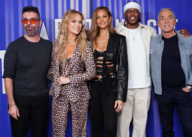 A cantora Got Talent da Grã -Bretanha Linda Mudzenda recebe a campainha dourada de Alesha Dixon
