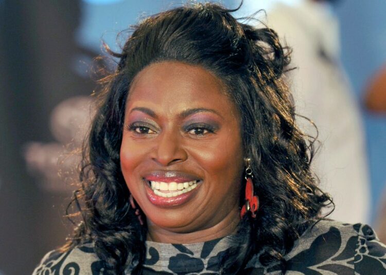 A cantora de R&B indicada ao Grammy, Angie Stone, morre em acidente de carro