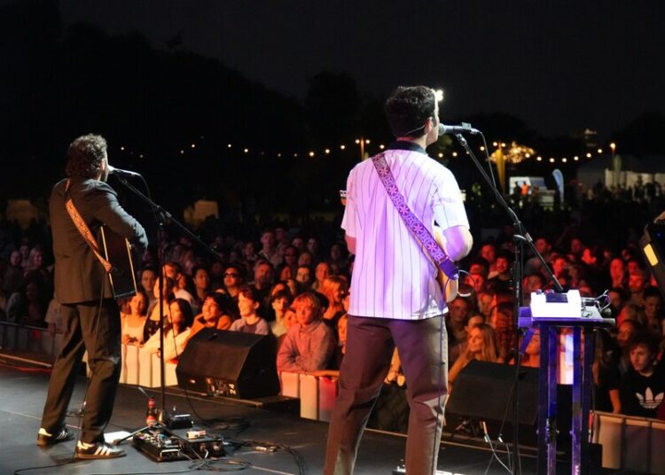 A cidade de South Perth hospeda o show de San Cisco, enquanto os amantes da música optam por eventos gratuitos em meio a um declínio do festival