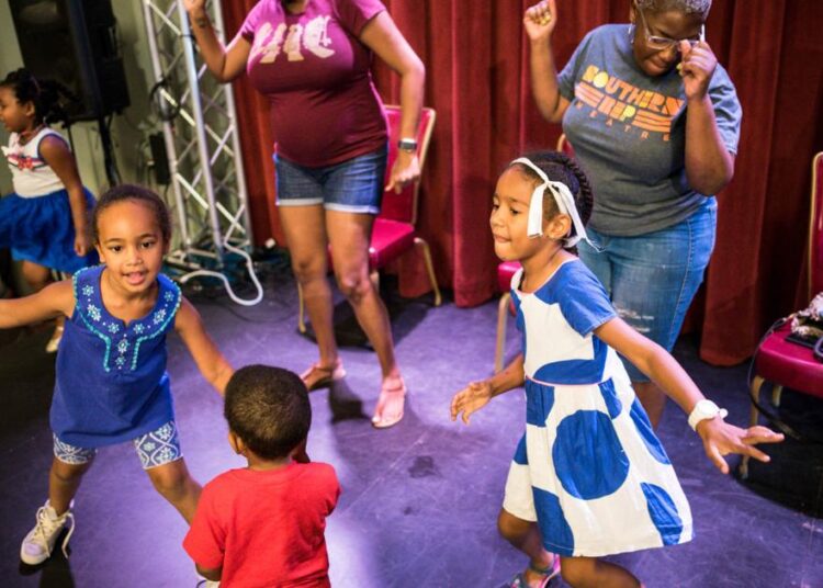 A festa de dança da família é uma boa maneira de jogar enquanto ensina TOTS | Entretenimento/vida