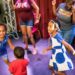 A festa de dança da família é uma boa maneira de jogar enquanto ensina TOTS | Entretenimento/vida