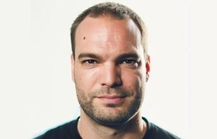 A indústria da música mais recente contrata: MySeat Media, AEG, EAW, FBMM, Big Machine, Sony Music Nashville - além de muitos, muitos outros