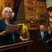 A menos que Charles esteja trabalhando, ele não sente que está sendo um rei