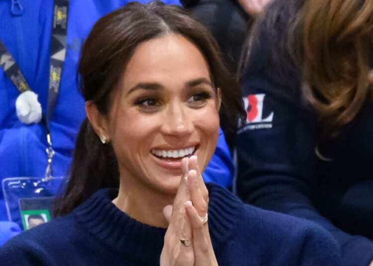 A reação surpresa de Meghan Markle após ser entregue a foto de Royal | Real | Notícias