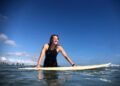 A repórter de entretenimento Laurie K. Blandford adora Fort Pierce Beach para surfar