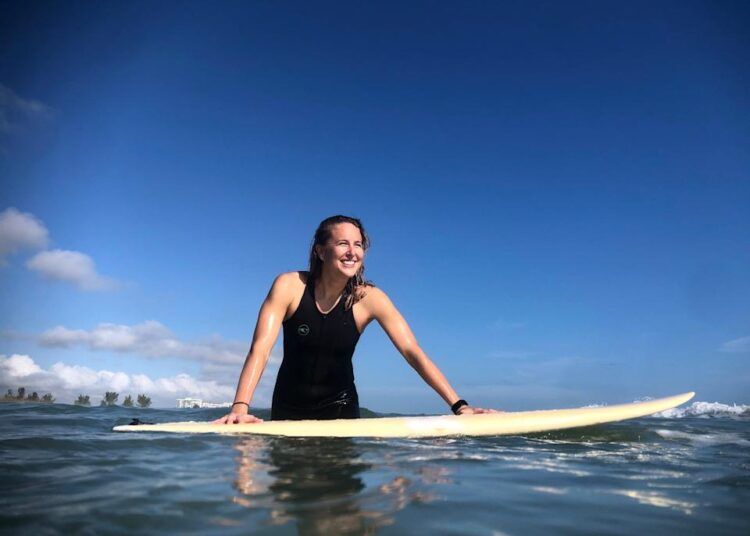 A repórter de entretenimento Laurie K. Blandford adora Fort Pierce Beach para surfar