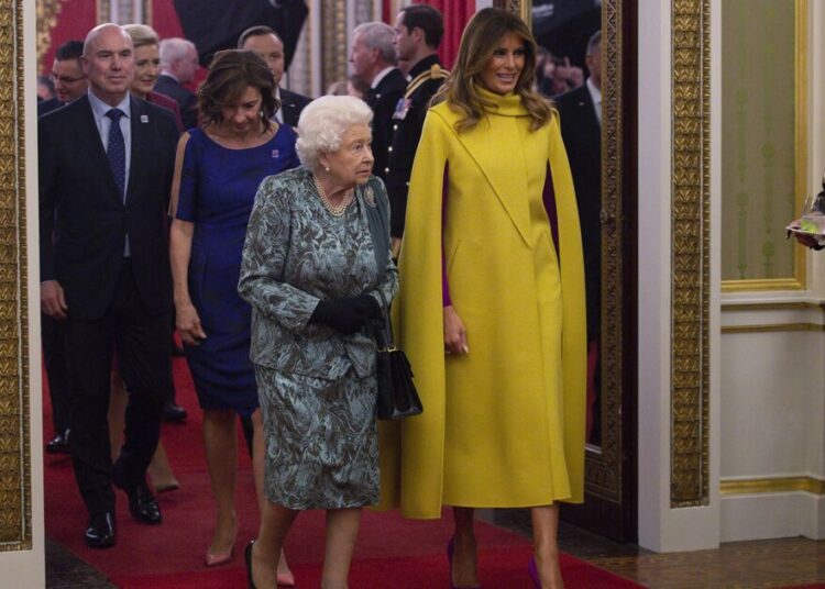 A representação reveladora da rainha Elizabeth de Melania Trump após a reunião | Real | Notícias