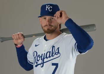 A seca dos playoffs de nove anos do Kansas City Royals termina com um estrondo, Bobby Witt Jr. e Salvador Perez lideram a acusação, mas Perez enfrenta susto por lesão crítica no treinamento da primavera