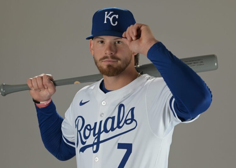 A seca dos playoffs de nove anos do Kansas City Royals termina com um estrondo, Bobby Witt Jr. e Salvador Perez lideram a acusação, mas Perez enfrenta susto por lesão crítica no treinamento da primavera
