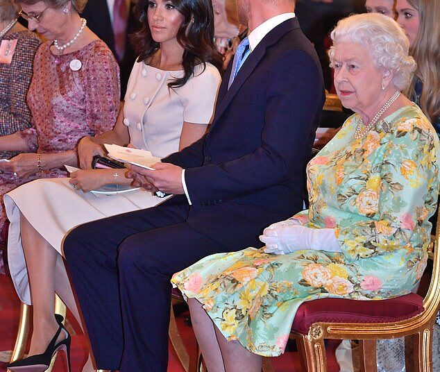 A surpreendente protocolo real Meghan Markle quebrou e como foi "desrespeitoso" para a rainha
