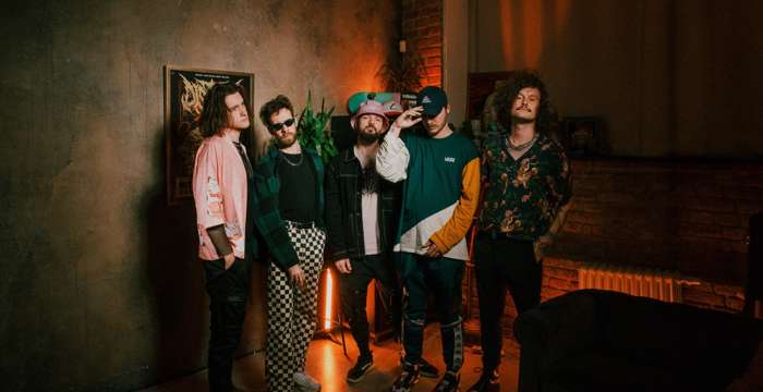Abbie Falls Libere o último single "Hellbound" e o videoclipe