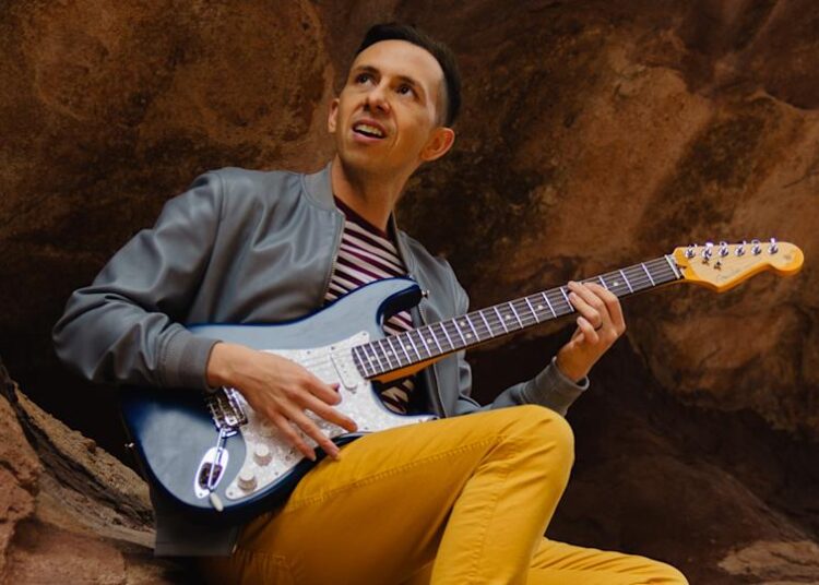 Acha que tocar guitarra rítmica é chato? Cory Wong está aqui para mudar de idéia