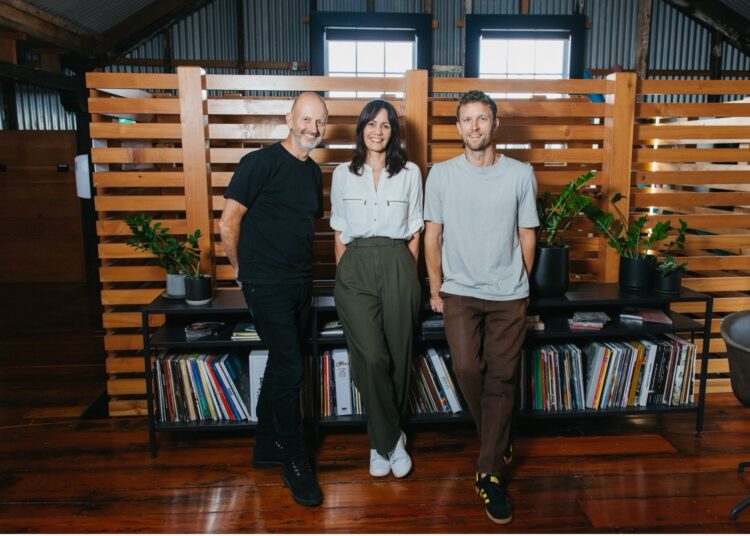 Adam Holt para se aposentar como MD da Universal Music New Zealand; Myra Hemara e Matt Kidd promoveram com co-mds