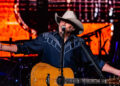 Alan Jackson interpreta a última chamada em Orlando
