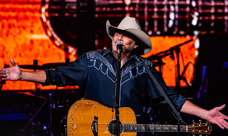 Alan Jackson interpreta a última chamada em Orlando