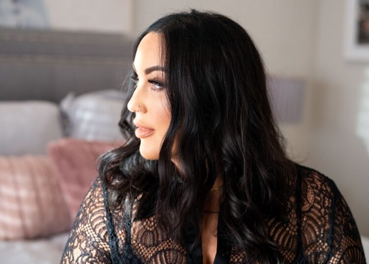Alannah McCready solta a nova música 'I'm BEM BEM' depois de um susto de saúde