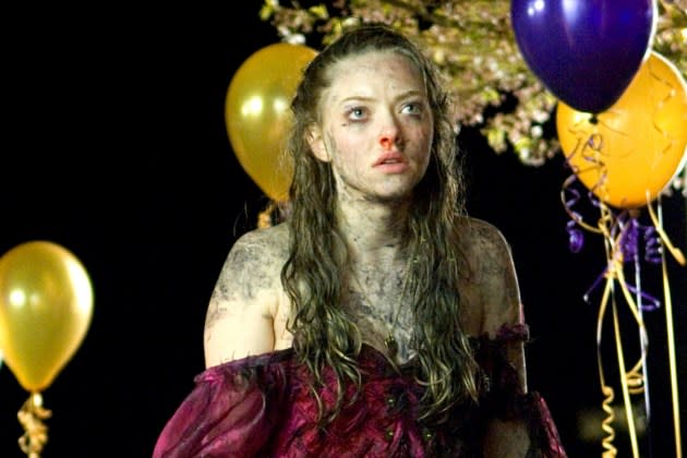Amanda Seyfried diz que 'o corpo de Jennifer' é "perfeito", mas a equipe de marketing "barata -a"