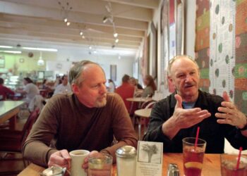 Amigos de Gene Hackman e Betsy Arakawa dizem que o casal estava 'vivo e bem' na reunião recente
