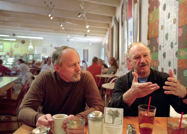 Amigos de Gene Hackman e Betsy Arakawa dizem que o casal estava 'vivo e bem' na reunião recente