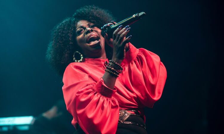 Angie Stone, artista de R&B indicado ao Grammy, morto aos 63