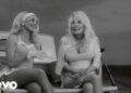 Aproveite o novo videoclipe inglês para 'Please Please, por Sabrina Carpenter ft. Dolly Parton