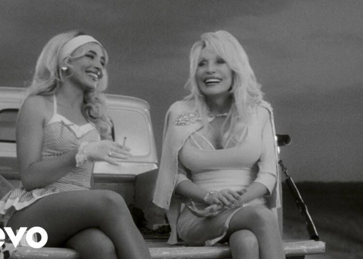 Aproveite o novo videoclipe inglês para 'Please Please, por Sabrina Carpenter ft. Dolly Parton