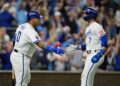 Bobby Witt Jr. (7), do Kansas City Royals, é parabenizado pelo companheiro de equipe Salvador Perez (13) depois de ...