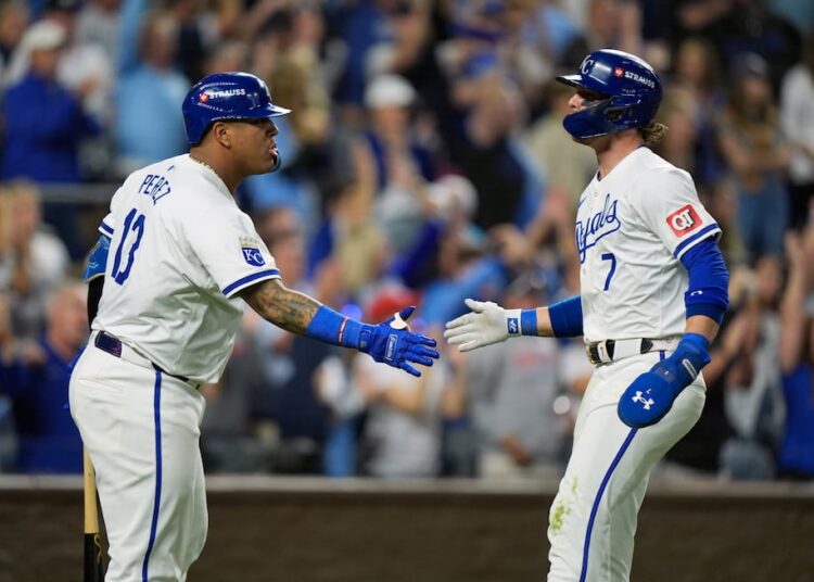 Bobby Witt Jr. (7), do Kansas City Royals, é parabenizado pelo companheiro de equipe Salvador Perez (13) depois de ...