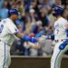 Bobby Witt Jr. (7), do Kansas City Royals, é parabenizado pelo companheiro de equipe Salvador Perez (13) depois de ...