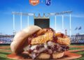 Aramark forneceu fotos de um novo item de comida que os fãs encontrarão no Kauffman Stadium durante o Kansas ...