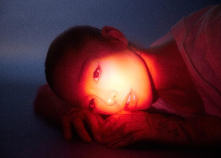 'Ariana Grande' Blee Bleaming Days Antes 'votou uma nova música favorita
