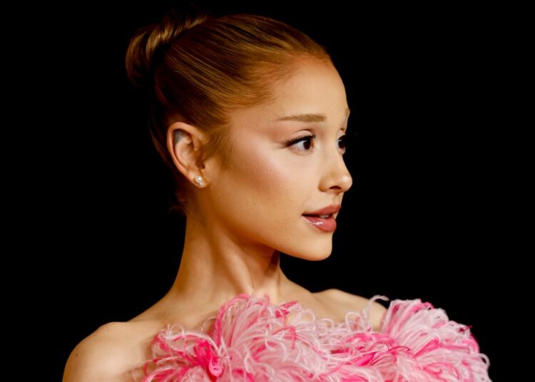 Ariana Grande idades décadas em novos 'Days Bleter' Teaser: Assista