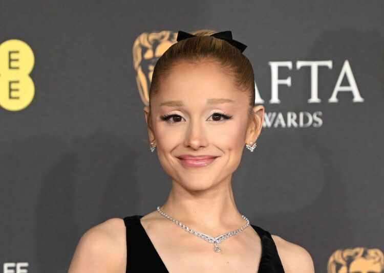 Ariana Grande lança álbum de luxo 'Eternal Sunshine'