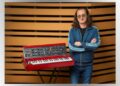 As equipes de Geddy Lee de Rush com MOOG Music para o novo Minimoog Modelo D Synthesizer - 100,7 FM - KSLX - Classic Rock