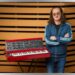 As equipes de Geddy Lee de Rush com MOOG Music para o novo Minimoog Modelo D Synthesizer - 100,7 FM - KSLX - Classic Rock