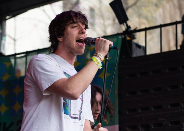 Assista Cameron Winter de Geese tocar novas músicas solo não lançadas no Intimate NYC Pop-up Show