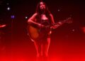 Assista Kacey Musgraves tocar uma nova música 'She's My Bitch' em Nashville