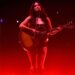 Assista Kacey Musgraves tocar uma nova música 'She's My Bitch' em Nashville